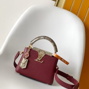 p120021 x 13.6 x 8 (cm) (Length x Height x Width) 27 x 17.3 x 9 (cm) (Length x Height x Width) • Taurillon calf leather • Taurillon calf leather trim • Calf leather lining • Metal hardware • Flap can be positioned inside or outside • Compartment features zippered pocket and slip pocket • Metal studs • Holds smartphone, LV Vertical wallet, headphones,keys, and lipstick • Shoulder strap: detachable, adjustable • Strap length: 46.5 cm • Adjustable to: 55.0 cm • Handle: single handle